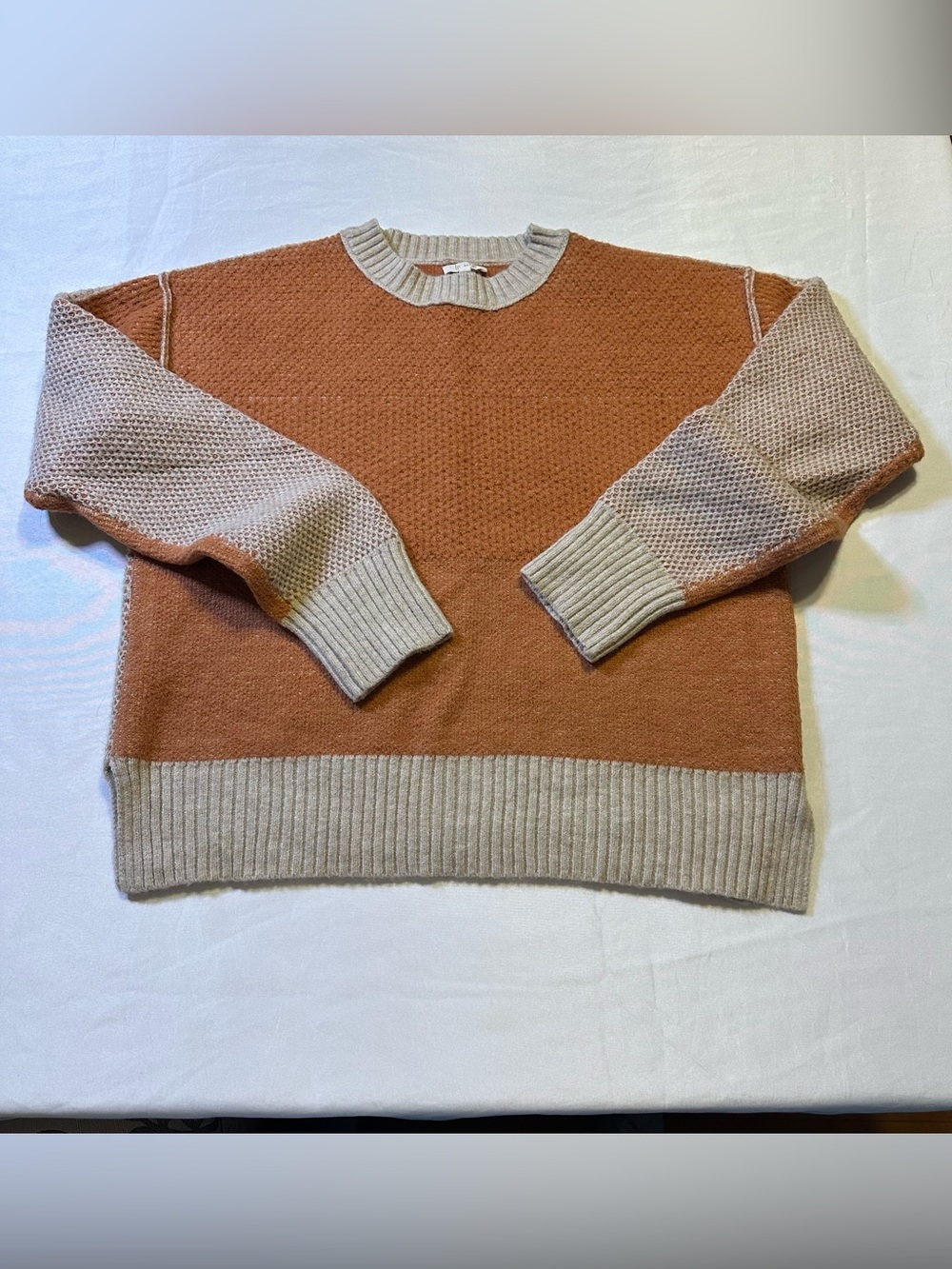 LA MIEL Two-Tone Crewneck Sweater in Rust and Cream